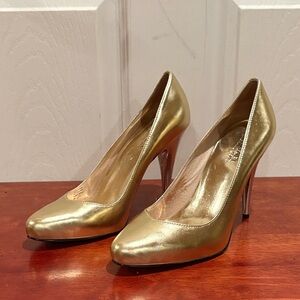 MICHAEL Michael Kors Metallic Gold Pumps